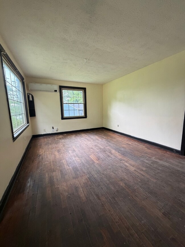 Photo - 1719 Luton St