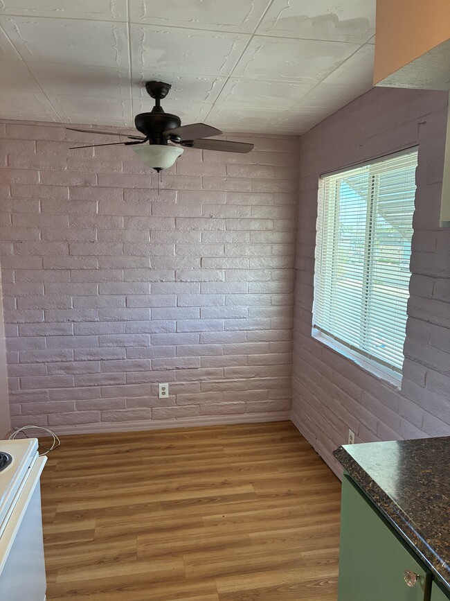Photo - 923 N Swan Rd