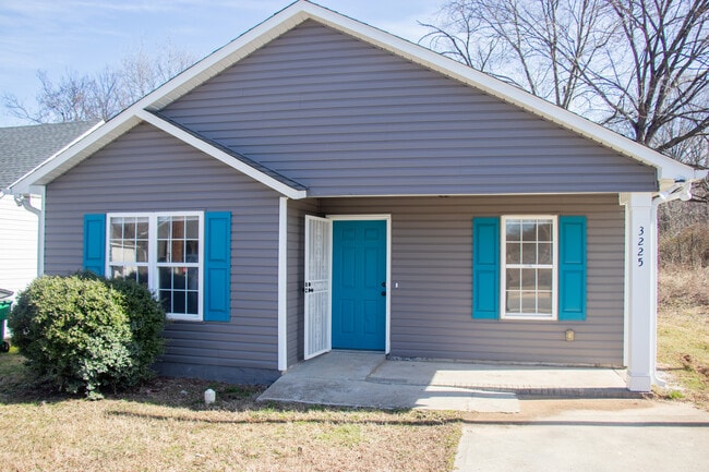 Cute 3 bedroom and 2 bath ranch style house - 3225 Lasalle St Rental