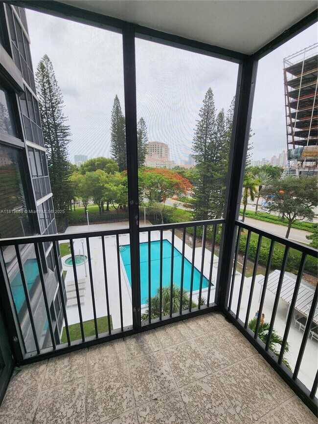 Building Photo - 20100 W Country Club Dr Unit 508 Rental