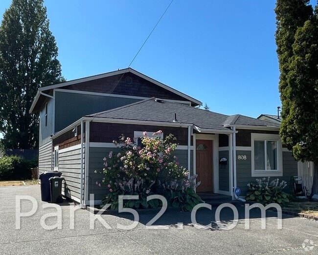 Building Photo - 4 Bedroom Single Family Home