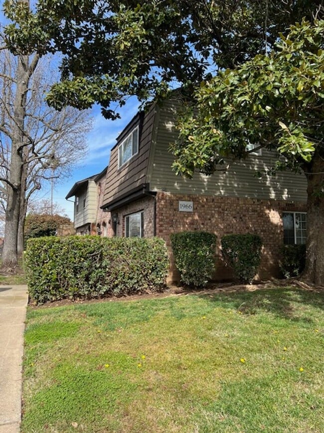 Building Photo - Beautiful 3 Bedroom and 1.5 Bathroom Condo $2,195.00 Available Now Unit 4