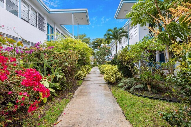 Building Photo - 4710 Pine Tree Dr Unit 31 Rental