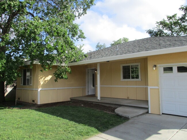 Cute Home Boasting Hardwood, close to Enlo... - Cute Home Boasting Hardwood, close to Enlo...