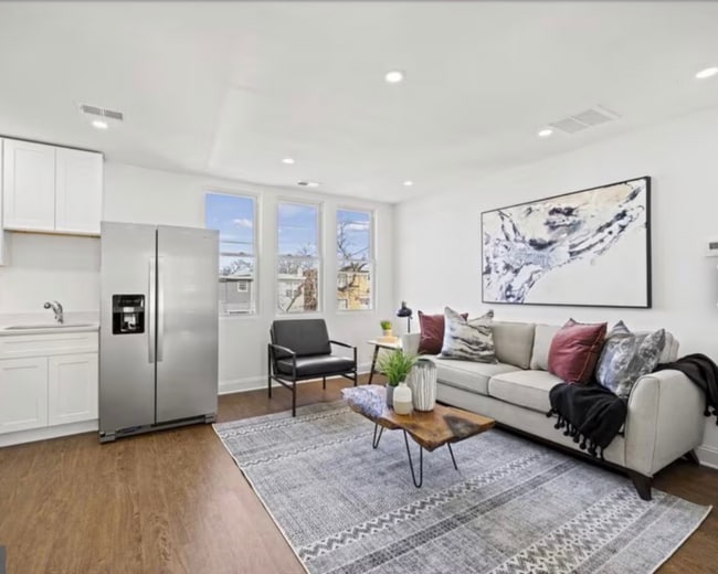 Photo - 211 Webster St NE