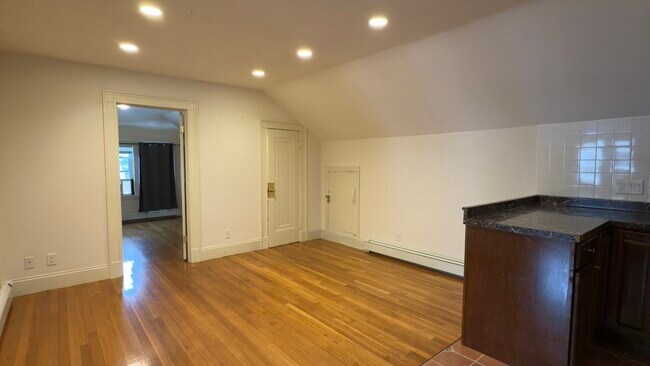 Building Photo - 144 Winchester St Unit 3 Rental