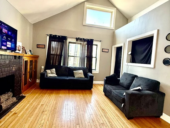 Building Photo - 831 N Ashland Ave Unit 2