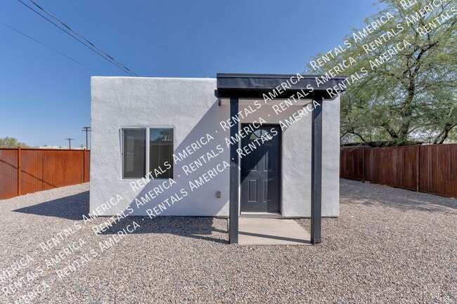 Building Photo - 210 E Elm St Rental
