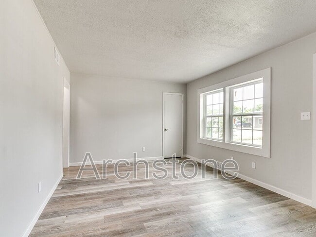Photo - 2312 Mustang St