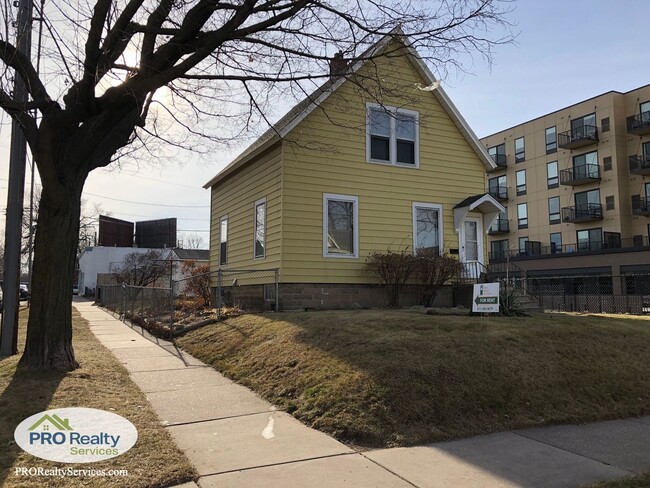 Building Photo - 3 Bedroom House in St. Paul