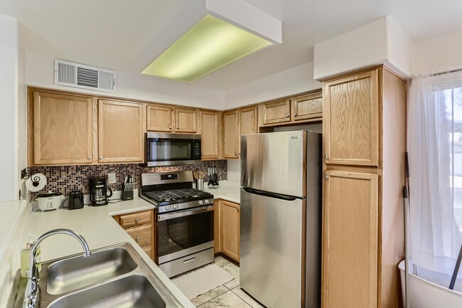 FULLY FURNISHED 2 bedroom condo near UNLV! - FULLY FURNISHED 2 bedroom condo near UNLV!