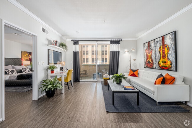2BR, 2BA - 1038SF - Living Room