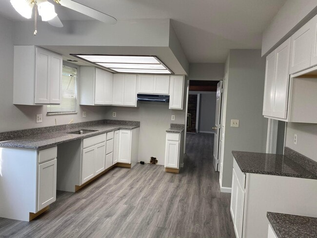 Photo - 669 W Main St