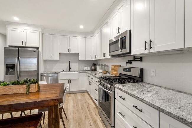 Photo - 142 W 8th St Unidad 142 W 8th #1