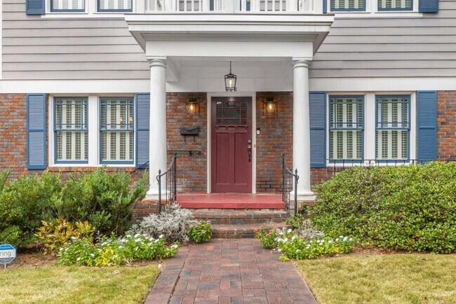 Photo - 656 Yorkshire Rd NE