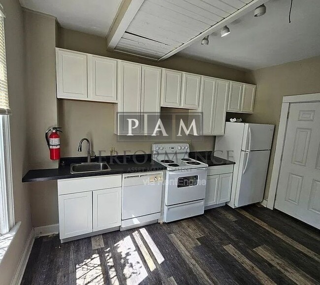 Photo - 2028 W Michigan St