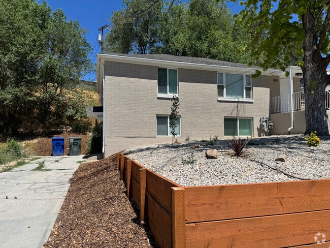 Building Photo - 860 Sullivan Dr Rental