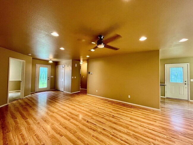 Photo - 3 bedroom / Pet friendly home / Pellet Stove