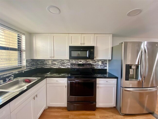 Building Photo - 8975 Palm Tree Ln