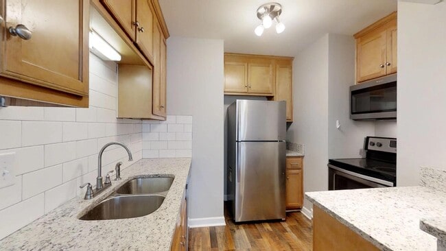 Photo - 1555 W King St