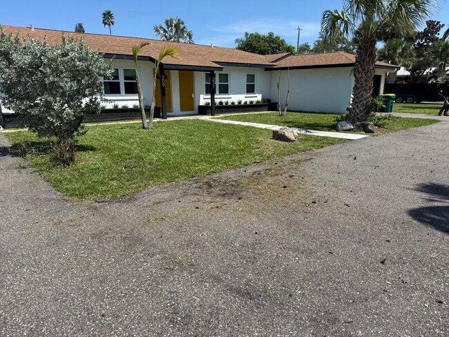 209 S Riverside Dr