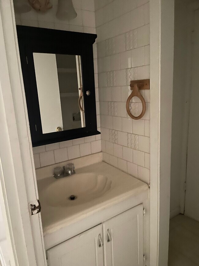 Medio baño - 800 Fox Run Ave