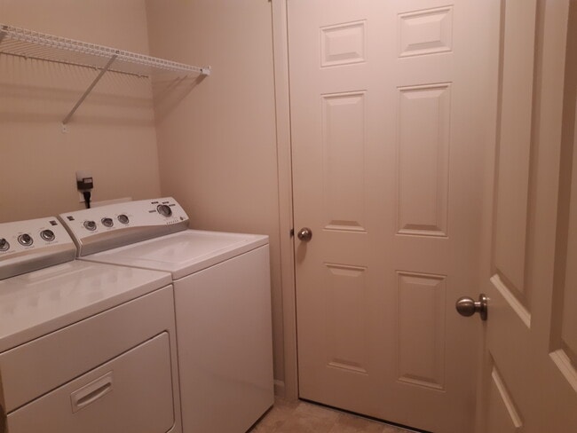 Building Photo - 10664 NE Holly St Unit #102