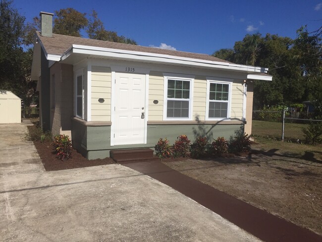 Remodeled 2/1 - Close to Howard and UT - Remodeled 2/1 - Close to Howard and UT House