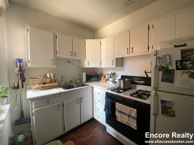 1292 Beacon St Unit 3