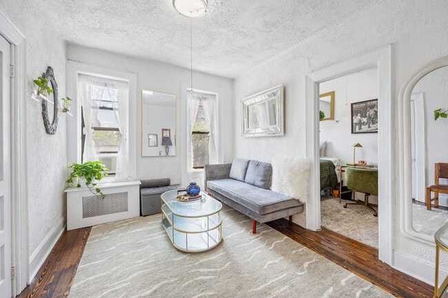 Building Photo - 542 E 14th St Rental