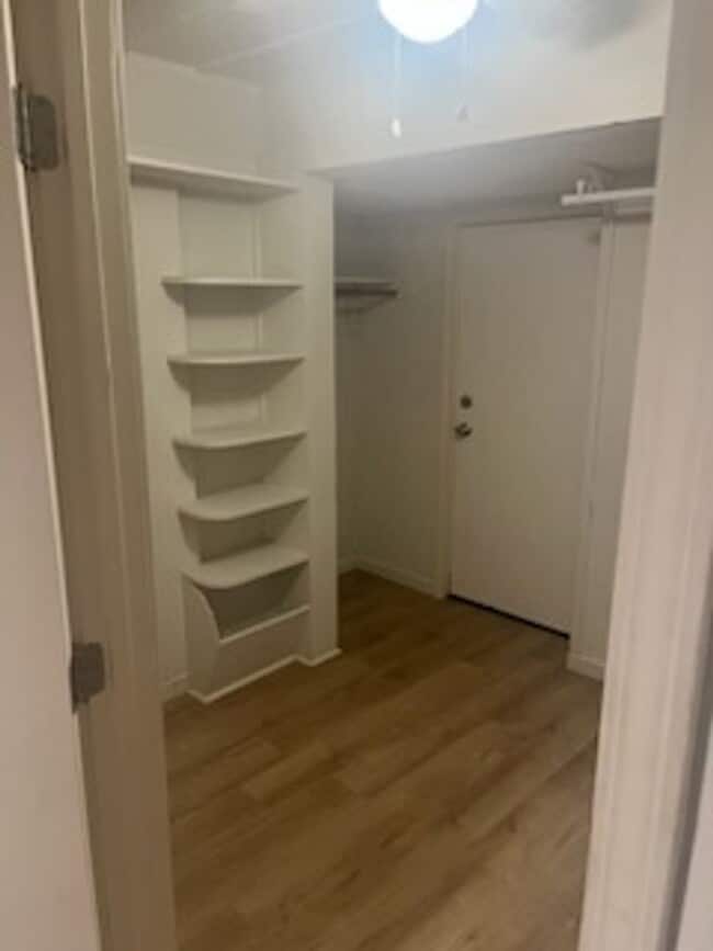 Building Photo - OL811/8171/2-Holmes, Kelsey Unit 811 1/2