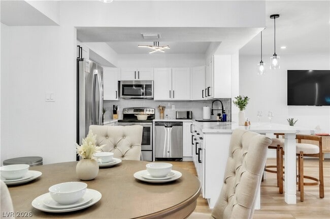 Photo - 3930 University Center Dr Unidad 101