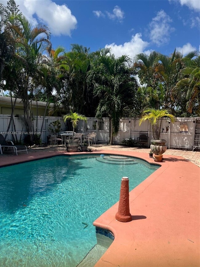 Building Photo - 2410 Thomas St Unit 3c