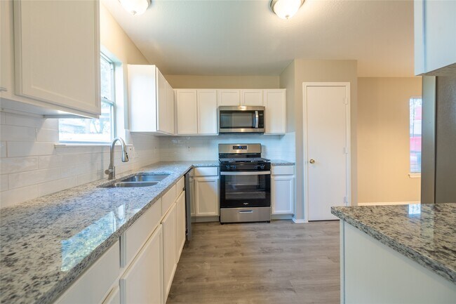 Photo - 10223 Revelstoke Dr