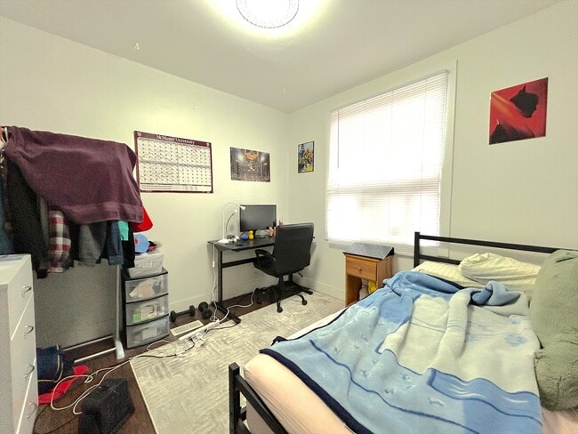 Building Photo - 65 Hillview St Unit Room M2