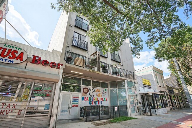 Photo - Available Now! 2 Bed 1 Bath Near Howard! Unidad 303