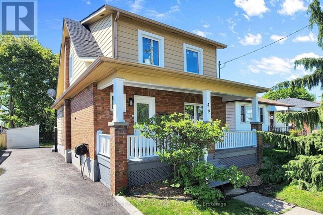 Photo - 419 Adelaide Ave W