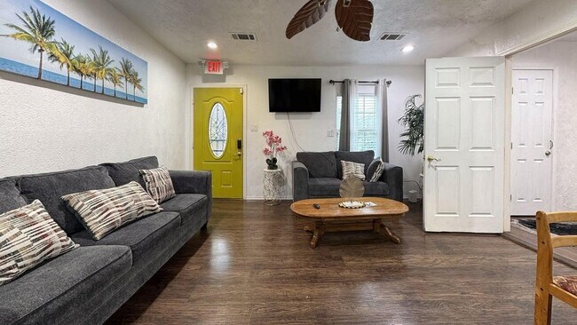 Photo - 7901 Record St