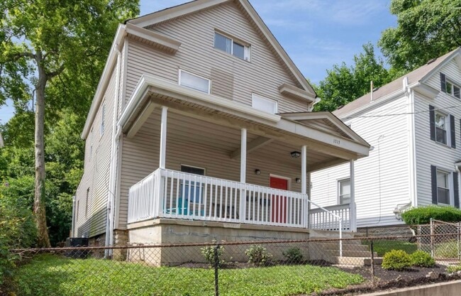 Photo - E. WALNUT HILLS - Cute 2 bed in upper of 2 family Unit 1- W.H. TAFT 1713