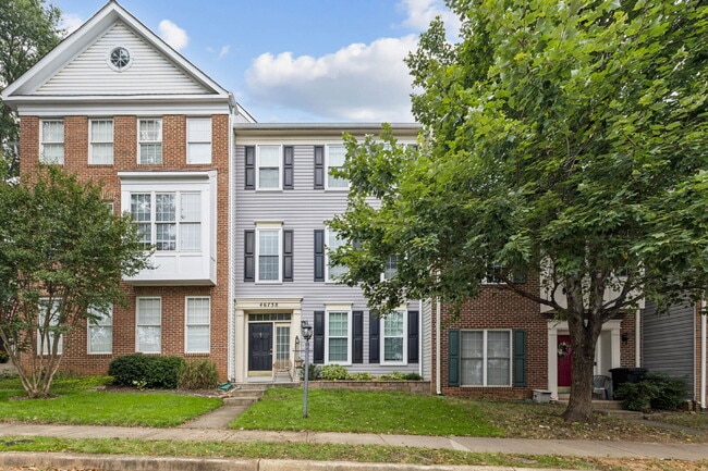 Building Photo - Nestled in the desirable Potomac Lakes com...