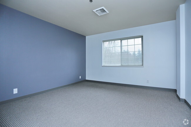 1BR, 1BA - 700 SF