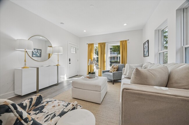 Photo - 515 E 9th St