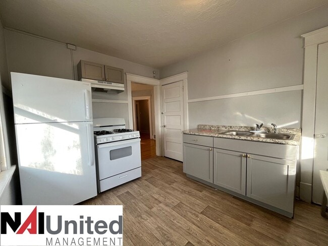 Photo - Almar - 2630-32 Douglas St. Unit 2632