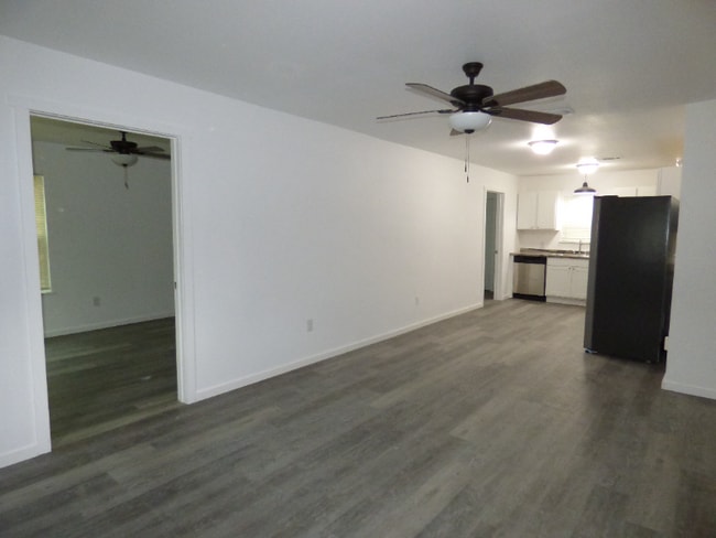 6 W Eads Ave
