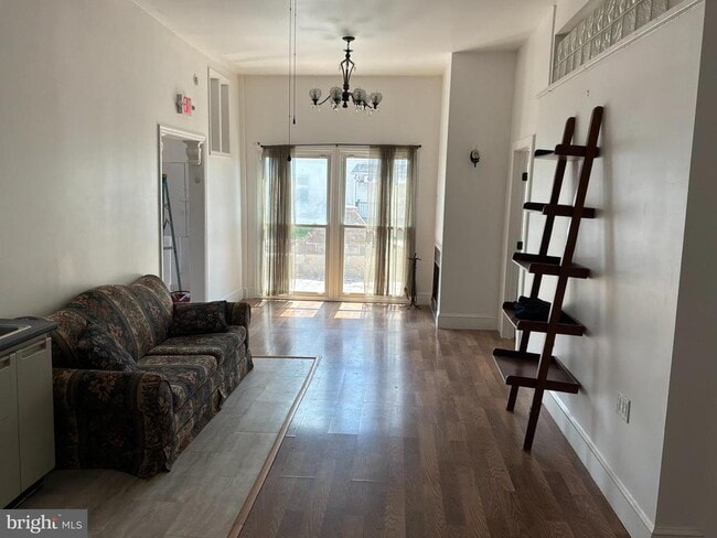 Photo - 1325 Main St