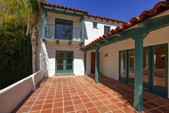 1233 N Isabel St