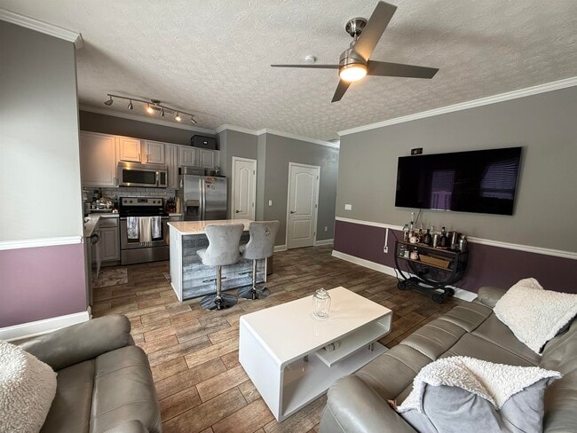 Photo - 1011 Red Bud St