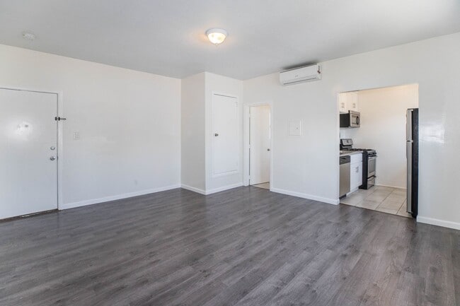 Building Photo - 1260 W 39th St Unit 8 Rental