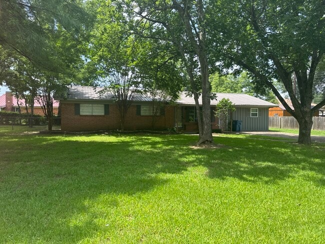 Building Photo - 2213 Robbins Dr Rental