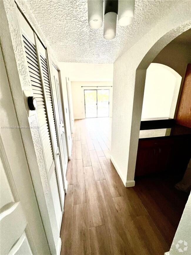Building Photo - 445 SW 11th St Unit 208 Rental